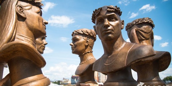 Бюсты прославленных омских спортсменов привезли на Аллею Олимпийских чемпионов