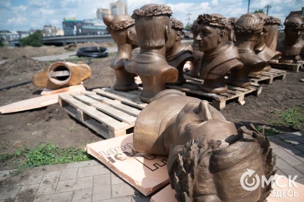 Бюсты прославленных омских спортсменов привезли на Аллею Олимпийских чемпионов