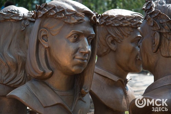 Бюсты прославленных омских спортсменов привезли на Аллею Олимпийских чемпионов