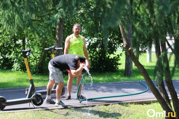 Омичи спасаются от аномальной жары в фонтанах