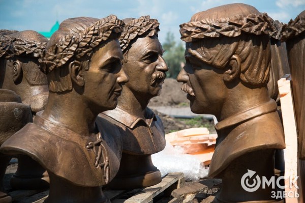 Бюсты прославленных омских спортсменов привезли на Аллею Олимпийских чемпионов