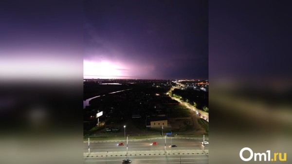В Омске началась гроза, которую обещали со среды: фото и видео
