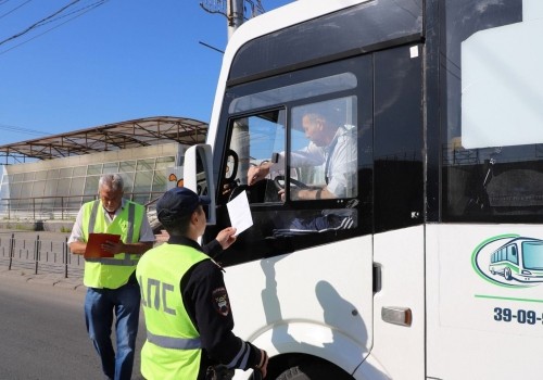 Рейд по проверке маршруток в центре Омска вынудил пассажиров лазить через ограждения