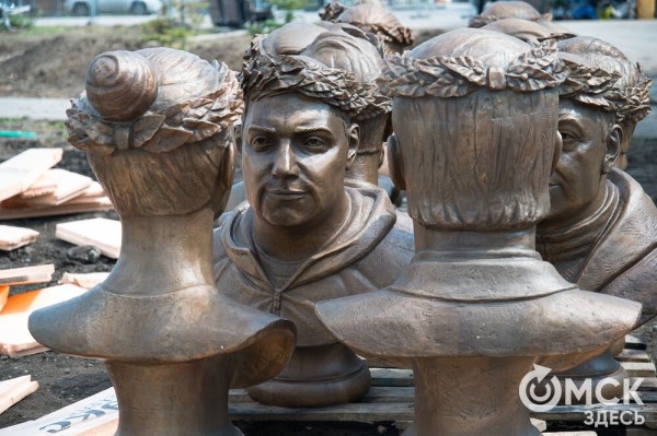 Бюсты прославленных омских спортсменов привезли на Аллею Олимпийских чемпионов