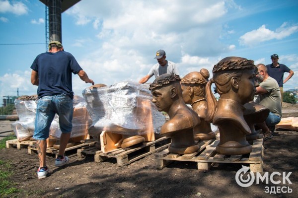 Бюсты прославленных омских спортсменов привезли на Аллею Олимпийских чемпионов