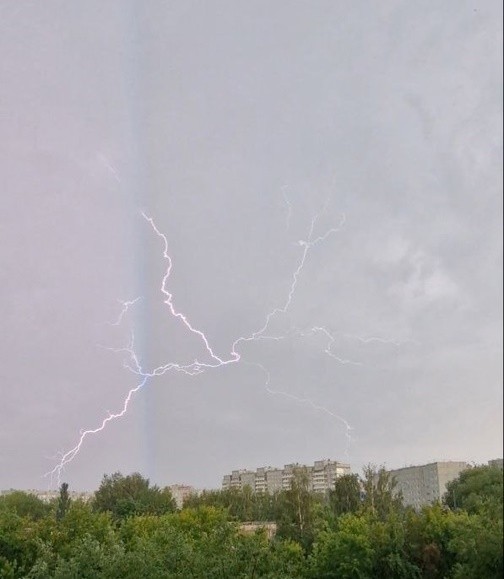 
									Грохот грома вместо потоков воды: в Омске прошел долгожданный дождь 