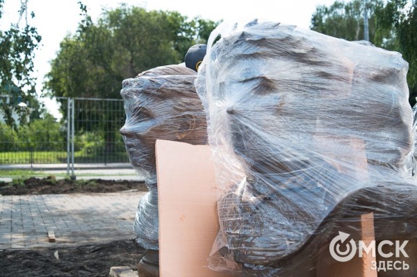 Бюсты прославленных омских спортсменов привезли на Аллею Олимпийских чемпионов