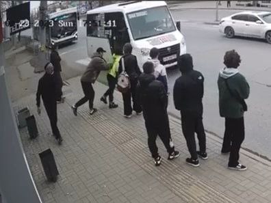 Слепого наркомана, толкнувшего омичку под маршрутку, отправили в психушку
Слепого наркомана, толкнувшего омичку под маршрутку, отправили в психушку