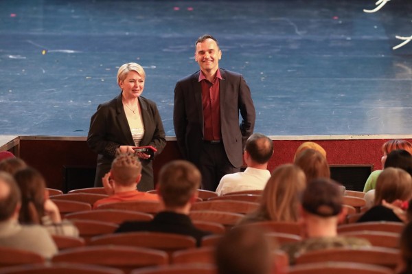 
									Директор Тарского театра Неупокоев все-таки переехал на Камчатку   [ФОТО]  