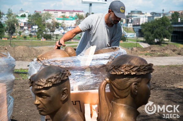 Бюсты прославленных омских спортсменов привезли на Аллею Олимпийских чемпионов