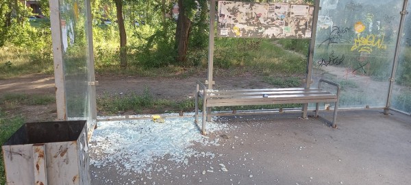 
									В Омске снова разгромили остановку    [ФОТО]  