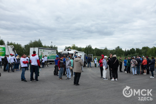 Порядок во всём. "Авангард" организовал в Омске масштабный субботник