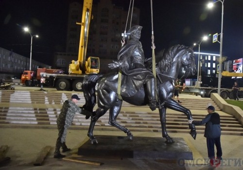 В Омске ночью установили памятник основателю первой крепости