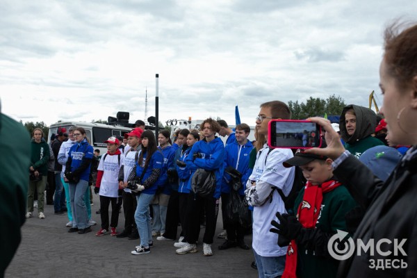 Порядок во всём. "Авангард" организовал в Омске масштабный субботник