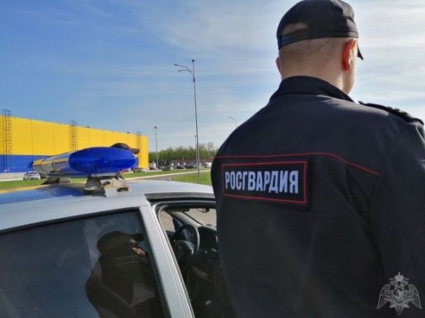 
									Росгвардейцы спасли омичку, ударившуюся головой об асфальт 