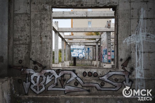 "Каждый имеет право на личный идиотизм". Обсуждаем разрисованную заброшку в центре города