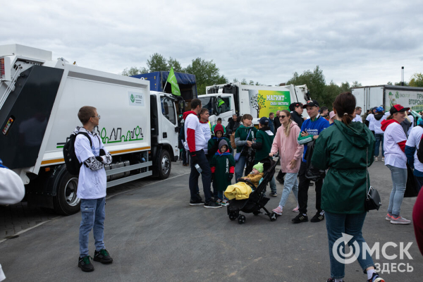 Порядок во всём. "Авангард" организовал в Омске масштабный субботник