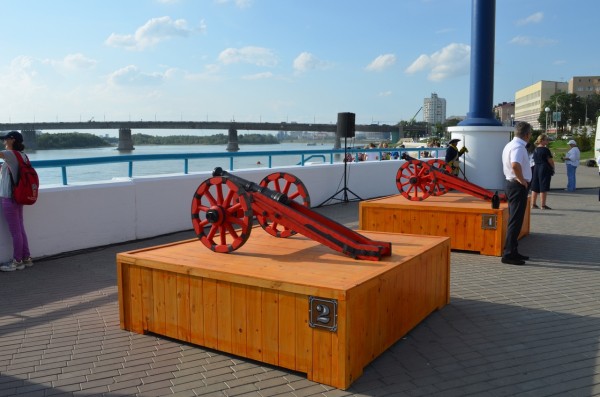 
									Залпы из пушек и экскурс в историю: в Омске эффектно открыли памятник Бухгольцу    [ФОТО+ВИДЕО]  