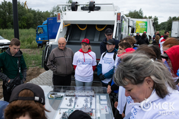 Порядок во всём. "Авангард" организовал в Омске масштабный субботник