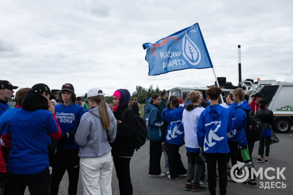 Порядок во всём. "Авангард" организовал в Омске масштабный субботник