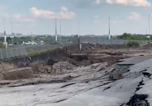 У высотки возле метромоста обвалилась дорога, дом стоит