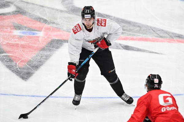 Дедовщины нет, но шайбы надо подбирать. Молодой "ястреб" рассказал о пути к "Авангарду"