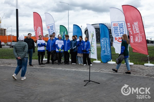 Порядок во всём. "Авангард" организовал в Омске масштабный субботник