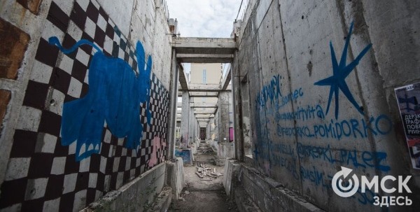 "Каждый имеет право на личный идиотизм". Обсуждаем разрисованную заброшку в центре города