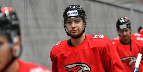 Дедовщины нет, но шайбы надо подбирать. Молодой "ястреб" рассказал о пути к "Авангарду"