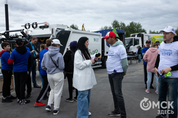 Порядок во всём. "Авангард" организовал в Омске масштабный субботник