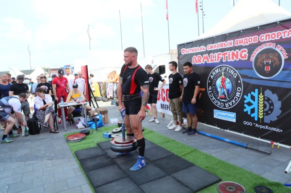 
									Перед G-Drive Ареной в Омске начали тягать гири    [ФОТО]  