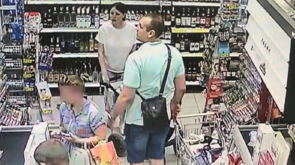 Полиций продолжает искать омичей, накупивших с чужой карты продуктов на целую зарплату