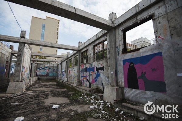 "Каждый имеет право на личный идиотизм". Обсуждаем разрисованную заброшку в центре города