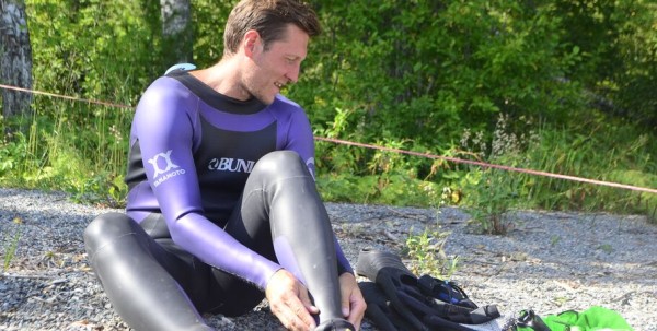 Сквозь шторм и мусор по ледяной воде: омич рассказал, как первым переплыл Телецкое озеро