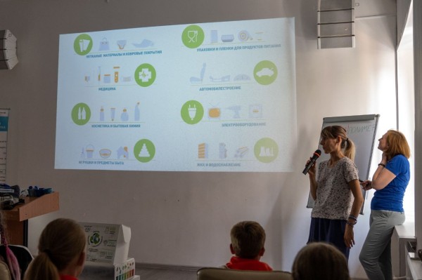 Для омских школьников провели занятие «Вторая жизнь пластика»
Для омских школьников провели занятие «Вторая жизнь пластика»