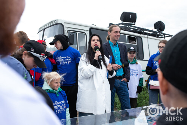 Порядок во всём. "Авангард" организовал в Омске масштабный субботник