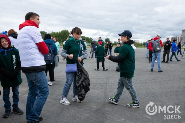 Порядок во всём. "Авангард" организовал в Омске масштабный субботник
