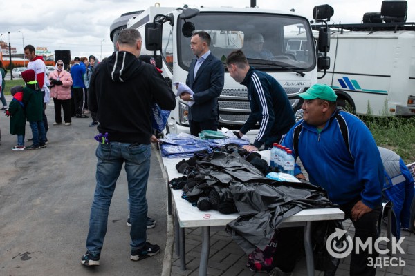 Порядок во всём. "Авангард" организовал в Омске масштабный субботник