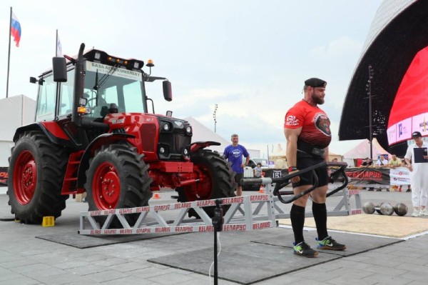 
									Омский силач Шивляков установил мировой рекорд, подняв 4 раза трактор    [ФОТО]  