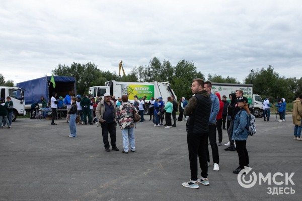 Порядок во всём. "Авангард" организовал в Омске масштабный субботник
