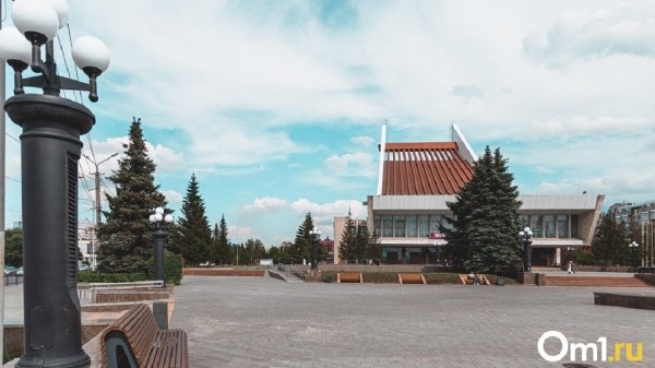В Омске на Театральной площади появился провал В Омске на Театральной площади появился провал