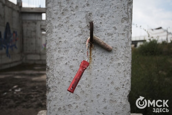 "Каждый имеет право на личный идиотизм". Обсуждаем разрисованную заброшку в центре города