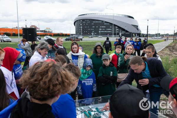 Порядок во всём. "Авангард" организовал в Омске масштабный субботник