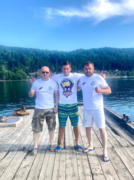 Сквозь шторм и мусор по ледяной воде: омич рассказал, как первым переплыл Телецкое озеро