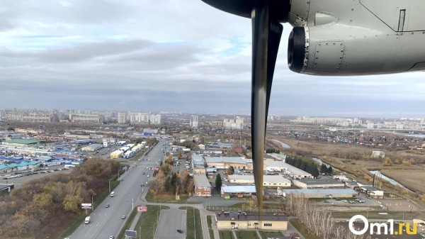 Омичей запутал самолёт, летающий над городом