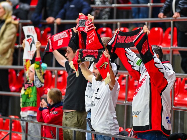 Дедовщины нет, но шайбы надо подбирать. Молодой "ястреб" рассказал о пути к "Авангарду"