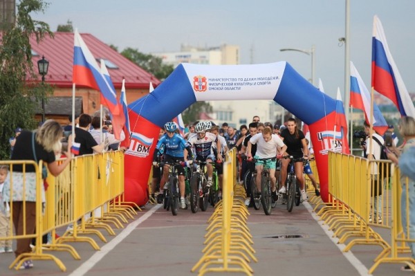
									Более 1000 омичей приняли участие в Ночном велопробеге 
