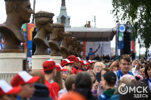 "У молодого поколения теперь есть ориентир". На набережной Оми открылась Аллея Олимпийских чемпионов