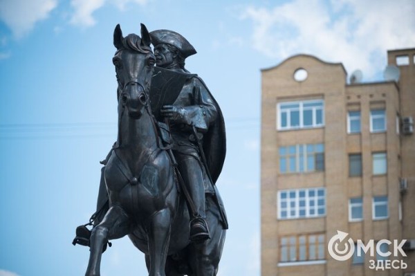 Кому селфи с Бухгольцем и конём? В Омске установили новый памятник