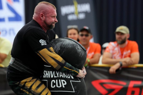 
									Омский силач Шивляков установил мировой рекорд, подняв 4 раза трактор    [ФОТО]  